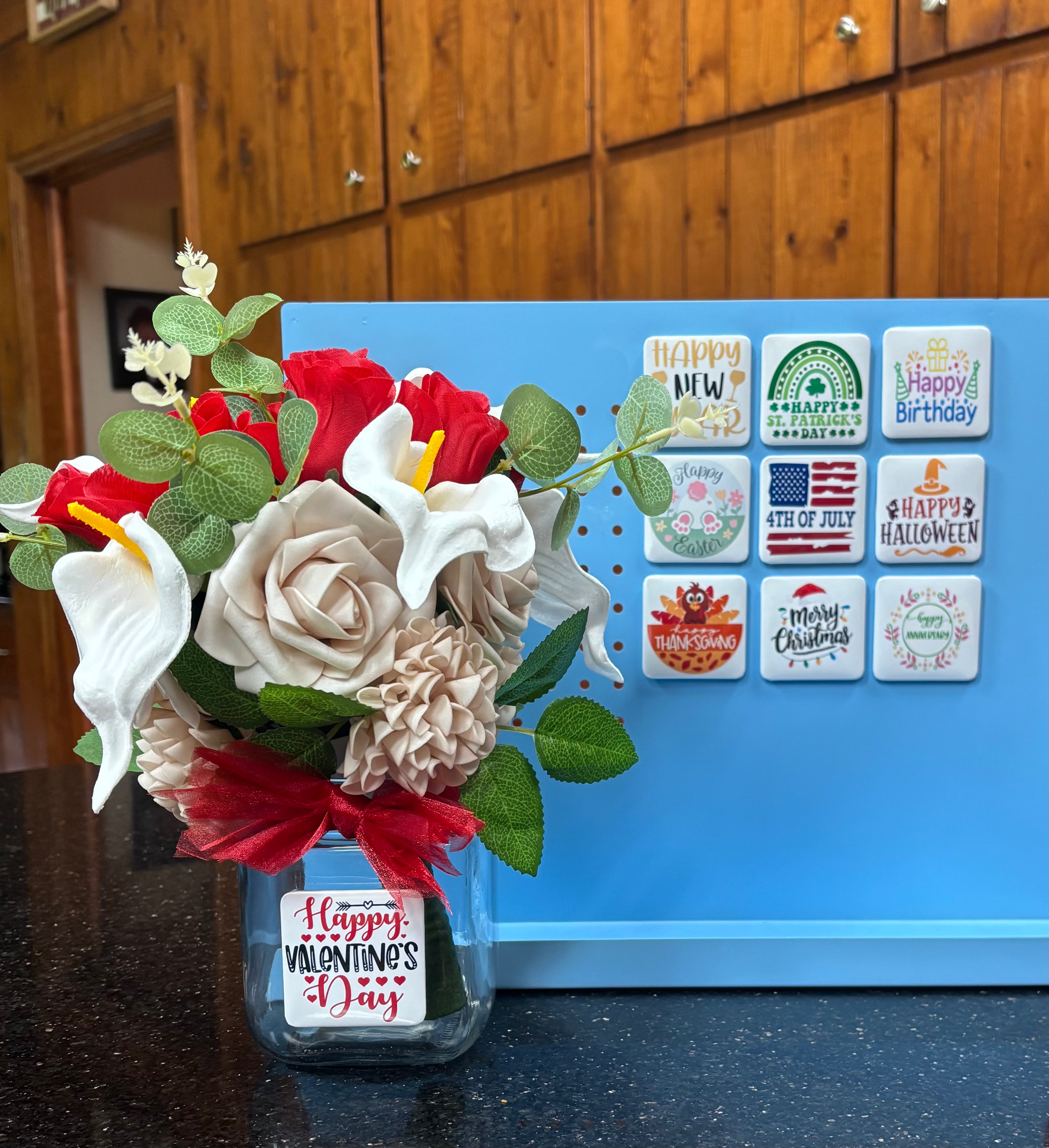 Interchangeable Magnetic Vase with Red and White Fake Flower Bouquet